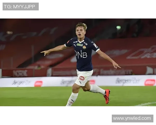 男生足球明星露j引发热议球场魅力与个人风格的完美结合