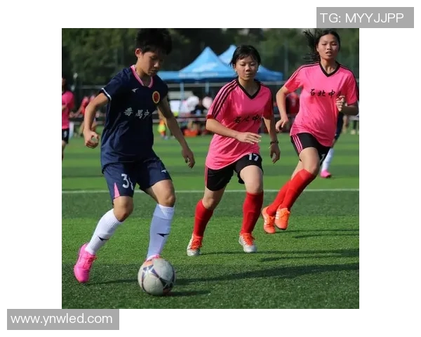 与足球明星同框的女孩们展现青春活力与梦想追逐的精彩瞬间