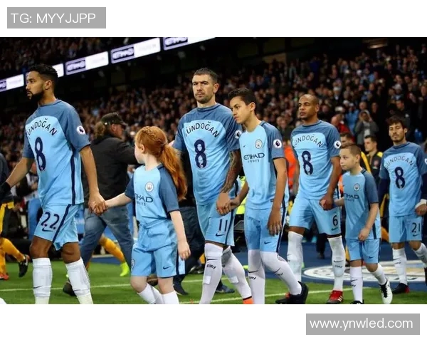 足球明星与父亲温情合影展现亲情与奋斗历程的感人瞬间