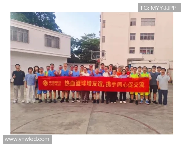 明星篮球场上的亲密合影展现运动与友谊的完美结合